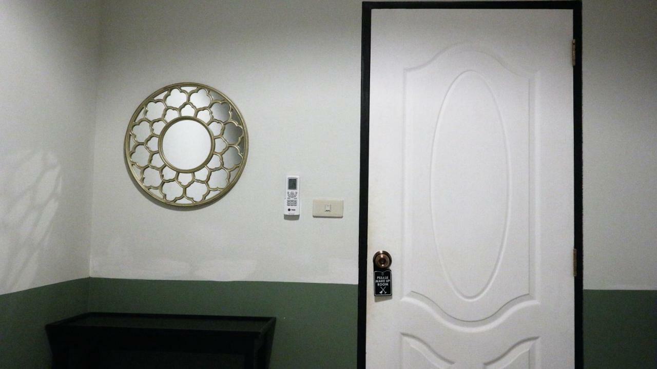 The Neighbors Hostel (Adults Only) Phuket Екстериор снимка